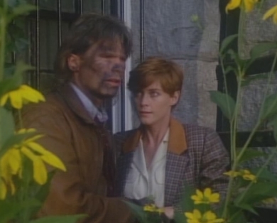 Angus MacGyver Trucs et Astuces - 5x04 La L�gende de la Rose 2 - Zo� et MacGyver apr�s son passage dans la chemin�e, sans sa veste f�tiche.